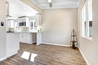 713 W Ave H-10 in Lancaster, CA - Building Photo - Building Photo