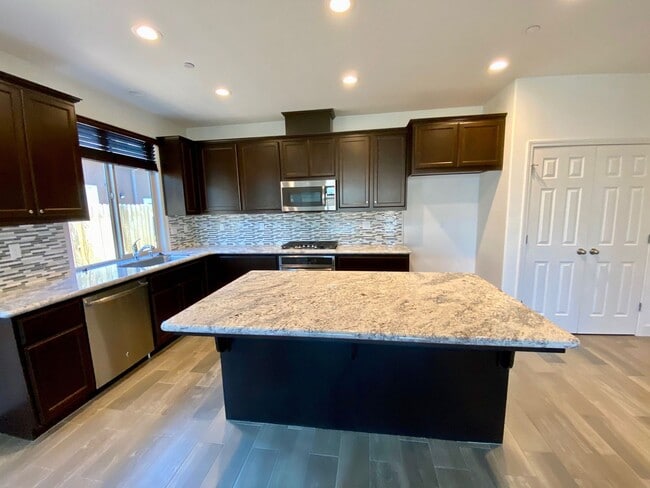 956 Lindsay Ln in Clovis, CA - Building Photo - Building Photo