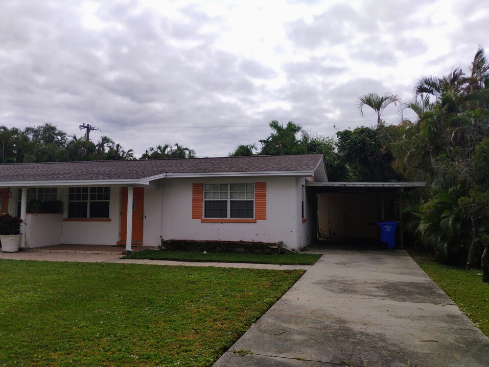 1924 Coronado Rd in Ft. Myers, FL - Building Photo