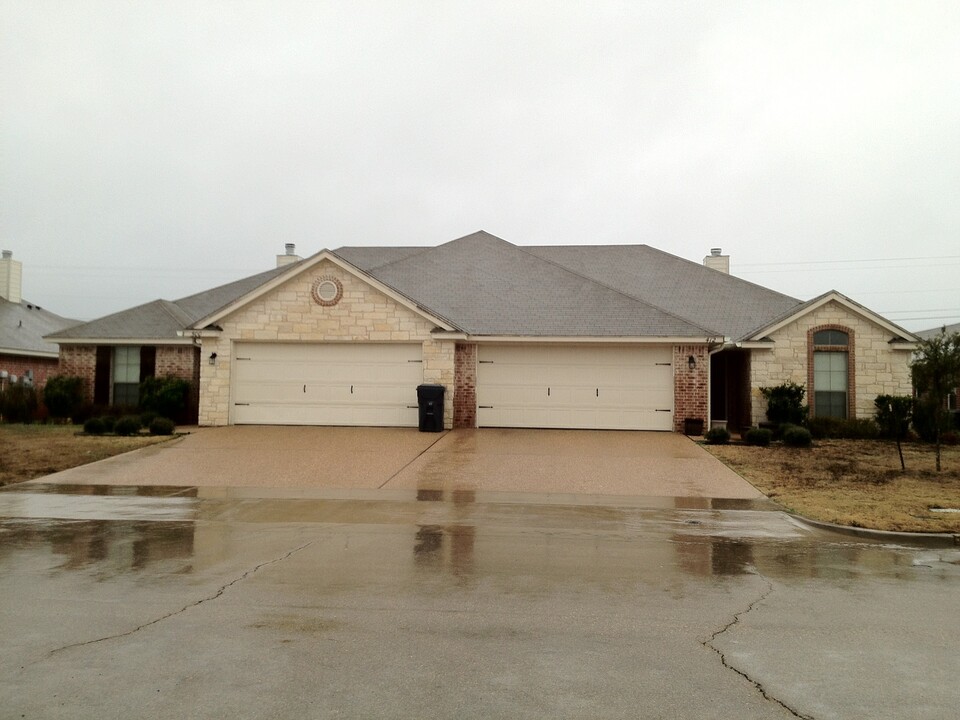 412 Prosperity Trail in McGregor, TX - Building Photo