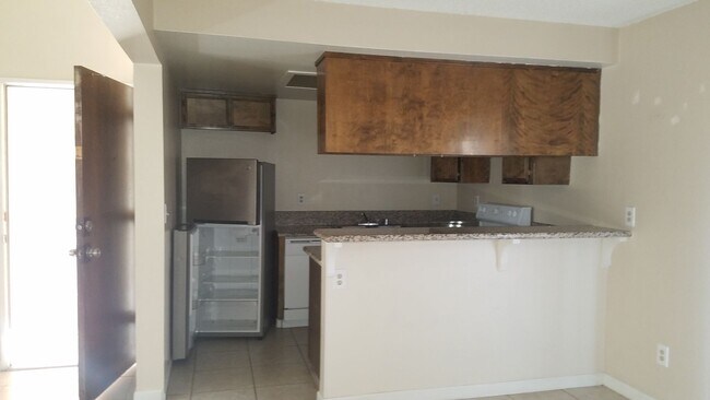 7909 S Laurelglen Blvd-Unit -7909 S Laurelglen Unit C in Bakersfield, CA - Building Photo - Building Photo