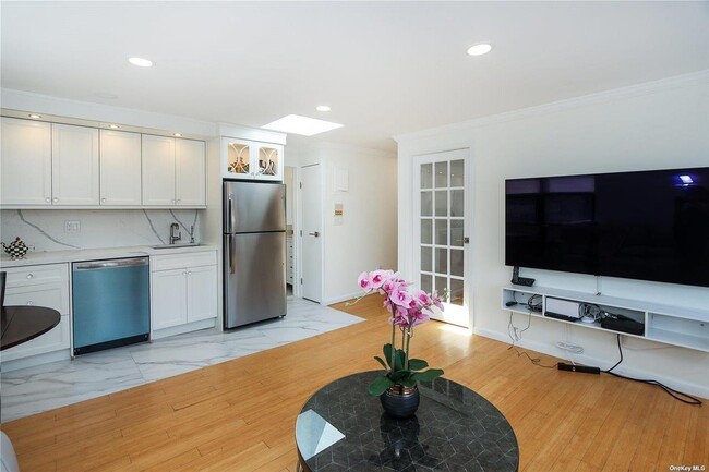 7 Bond St in Great Neck, NY - Building Photo - Building Photo