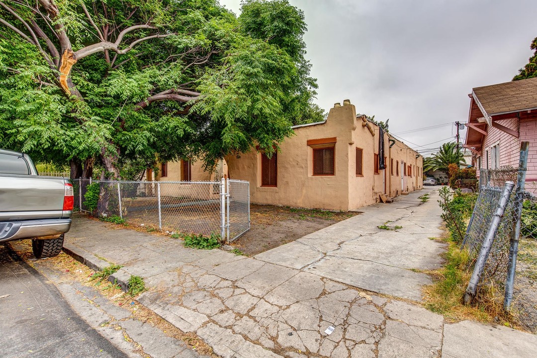 2415 S Ridgeley Dr in Los Angeles, CA - Building Photo