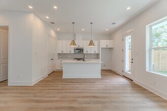 7707 Inwood Grv Ln in Houston, TX - Building Photo - Building Photo