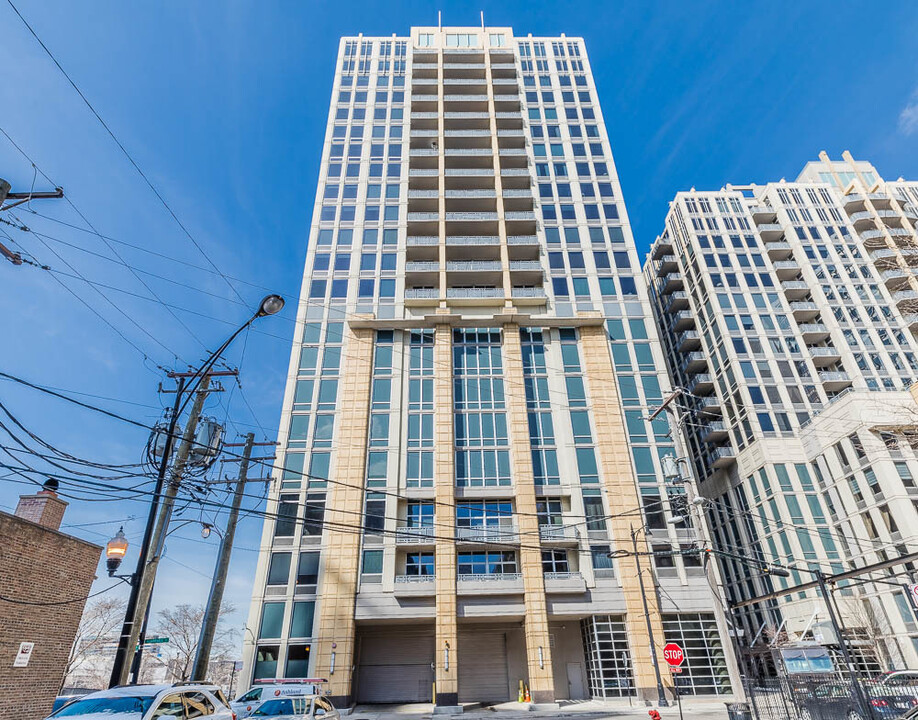 700 N Larrabee St in Chicago, IL - Building Photo