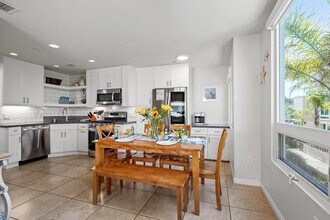819 Ostend Ct in San Diego, CA - Foto de edificio - Building Photo