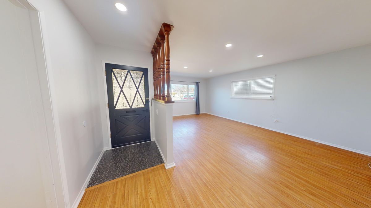 1102 E Ave J5 in Lancaster, CA - Building Photo
