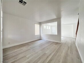 8352 Crown Peak Ave in Las Vegas, NV - Foto de edificio - Building Photo