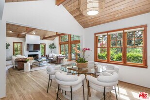 27 Latimer Rd in Santa Monica, CA - Building Photo