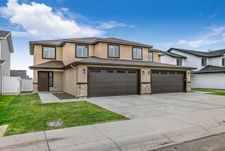 1074 Frank Henry Rd in Twin Falls, ID - Foto de edificio - Building Photo