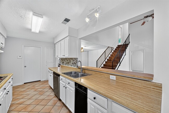 property at 812 Fleetwood Pl Dr