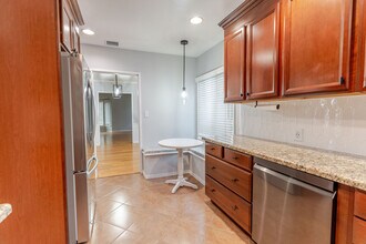 640 E Valencia Ave in Burbank, CA - Building Photo - Building Photo