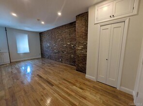 104-44 42nd Ave in Queens, NY - Foto de edificio - Building Photo