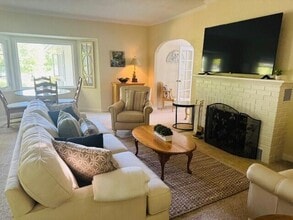 326 Fontana Ln in Fontana-on-Geneva Lake, WI - Building Photo - Building Photo