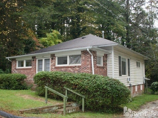 105 Glendale Ave in Hendersonville, NC - Building Photo