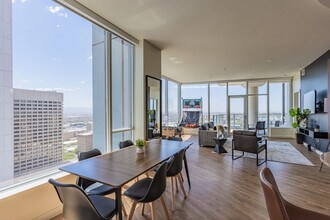 44 W Monroe St in Phoenix, AZ - Foto de edificio - Building Photo