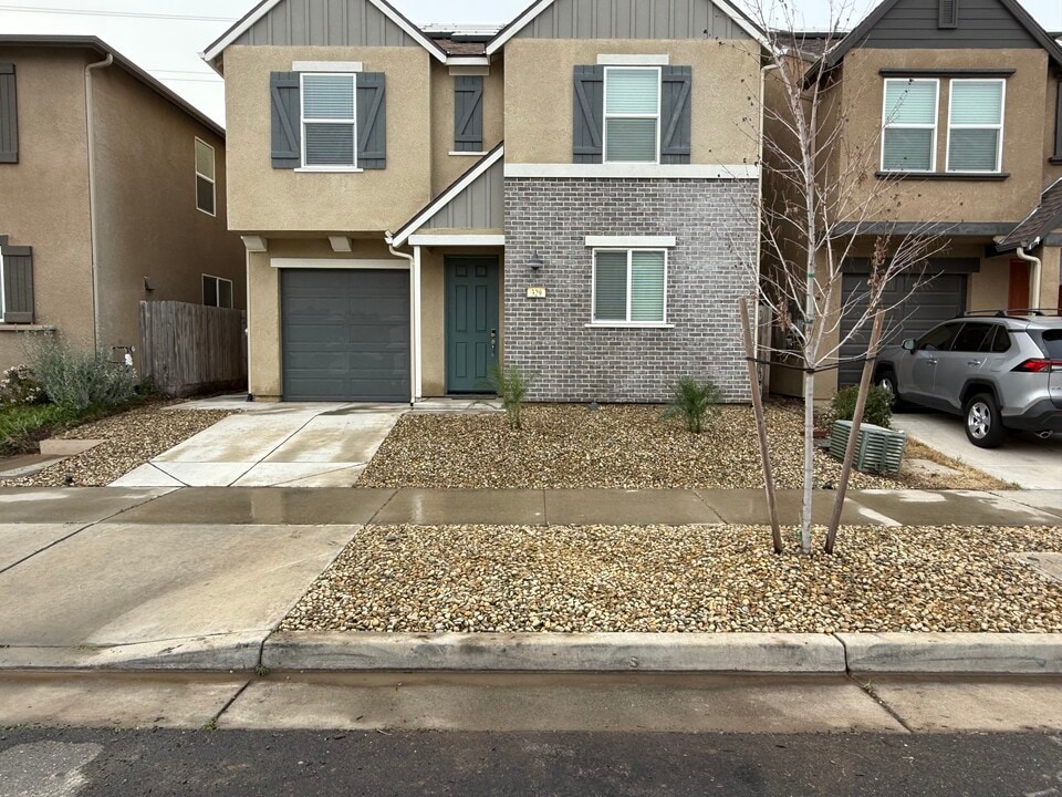 329 Shafer Ave, Unit Room 2 in Merced, CA - Building Photo