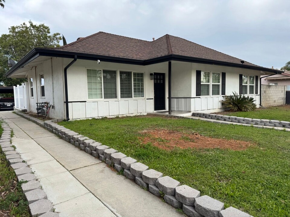 7840 Woodlake Ave in Los Angeles, CA - Building Photo