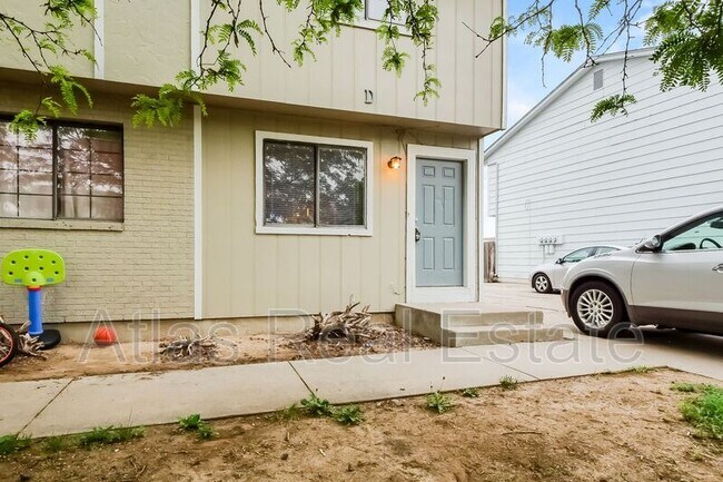 32 Royal Crest Dr photo'