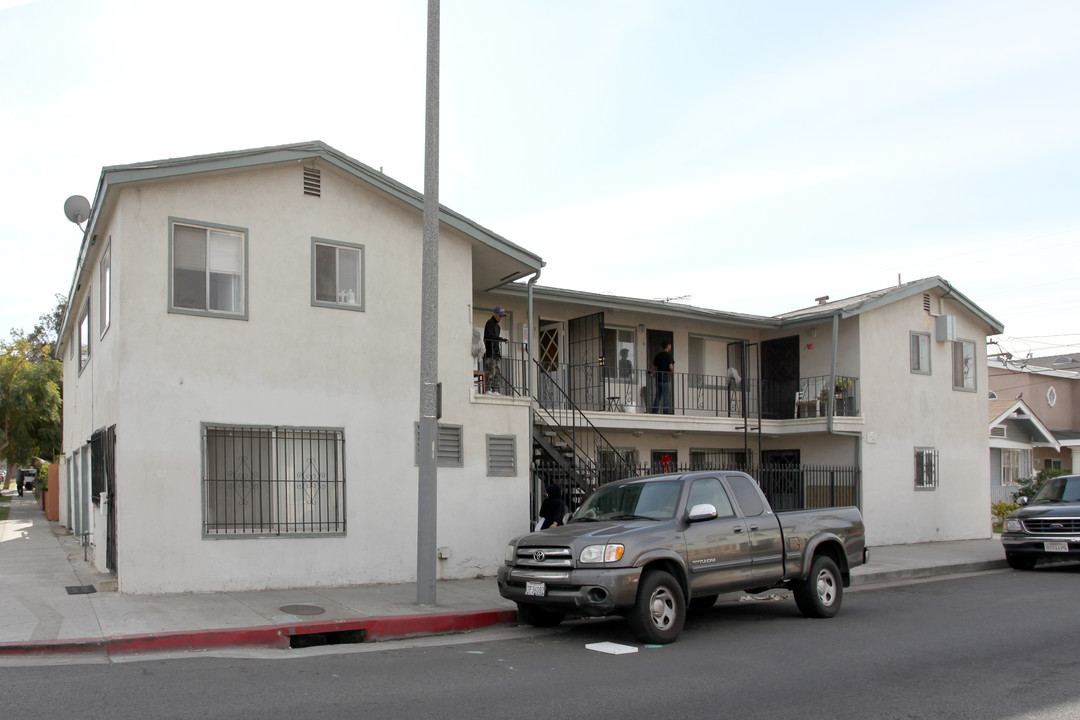 1746 E 10th St in Long Beach, CA - Foto de edificio