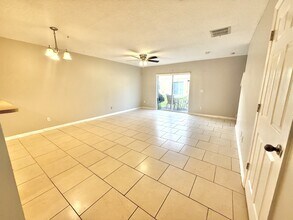 609 Cresting Oak Cir in Orlando, FL - Building Photo - Building Photo