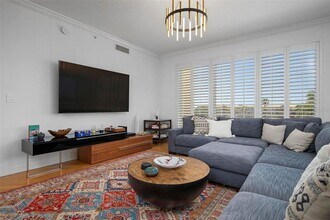 9122 Midnight Pass Rd in Sarasota, FL - Foto de edificio - Building Photo