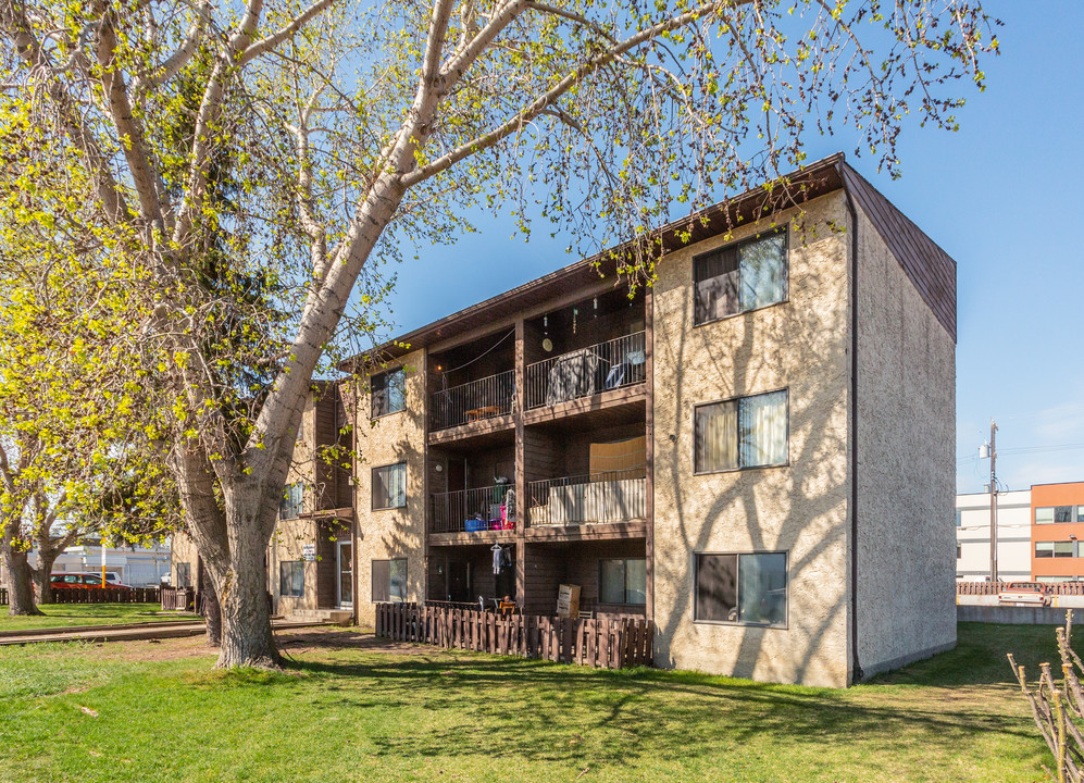 Artlen Apartments in Edmonton, AB - Building Photo