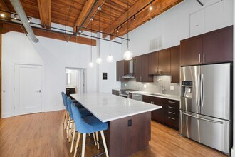 525 W Superior St, Unit 431 in Chicago, IL - Foto de edificio - Building Photo