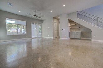 1210 Stobaugh St in Austin, TX - Foto de edificio - Building Photo
