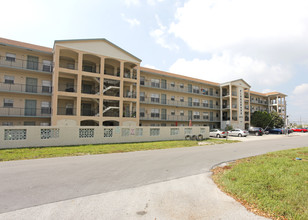 Floranada Apartments in Oakland Park, FL - Building Photo - Building Photo