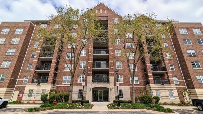 property at 440 W Mahogany Ct