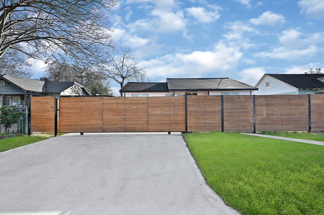 4406 Edison St in Houston, TX - Building Photo