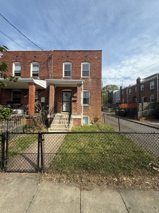 2350 Hunter Pl SE in Washington, DC - Building Photo