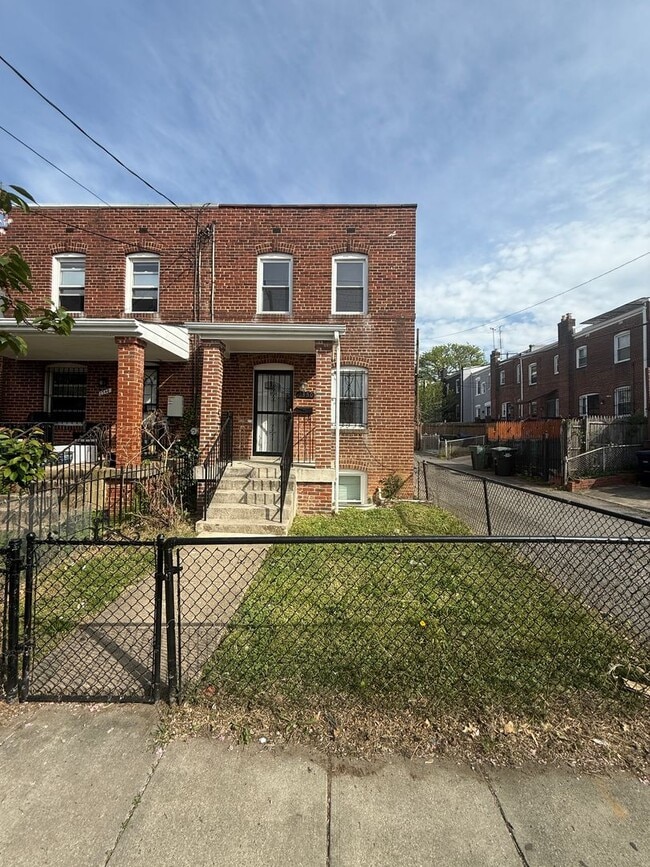 property at 2350 Hunter Pl SE