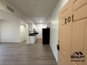 10849 Fruitland Dr in Los Angeles, CA - Foto de edificio - Building Photo