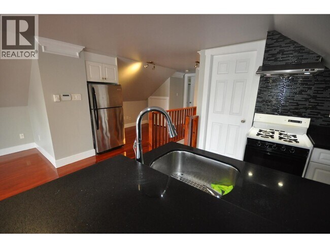 7505 Kingsway in Burnaby, BC - Building Photo - Building Photo