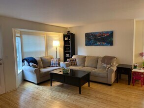 10213 NE 129th Ln in Kirkland, WA - Foto de edificio - Building Photo