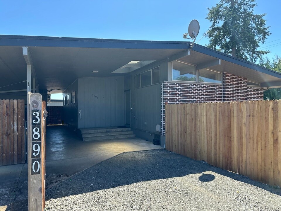 3890 Souza St in Eugene, OR - Building Photo