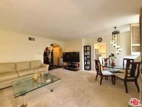 933 Hilgard Ave in Los Angeles, CA - Building Photo - Building Photo