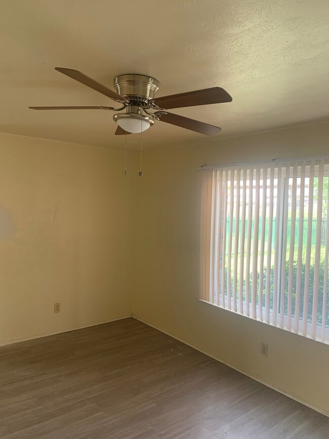 Hampshire Apartments in Denton, TX - Foto de edificio - Building Photo