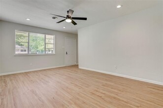 334 Pennington Dr in Alvin, TX - Building Photo - Building Photo