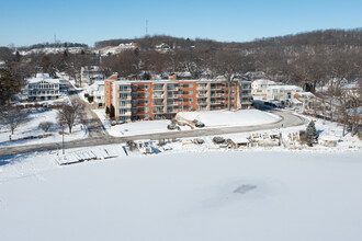 Fontana Shores Condominiums in Fontana, WI - Foto de edificio - Building Photo