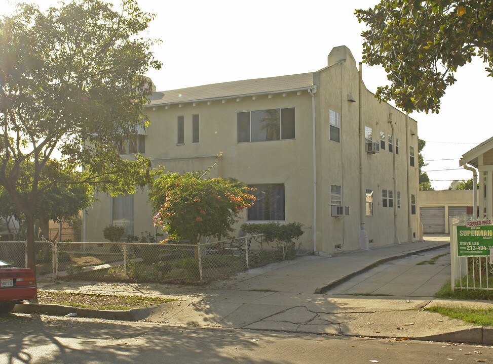 1249 N Beachwood Dr in Los Angeles, CA - Building Photo