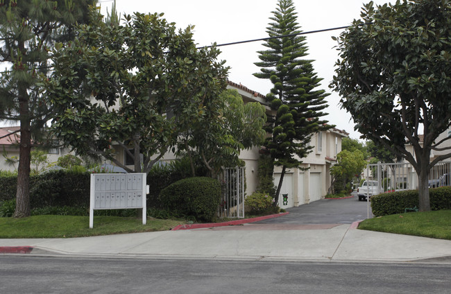 Canyon Crest Townhomes in Costa Mesa, CA - Foto de edificio - Building Photo