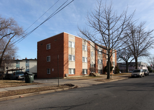 2436 Irving St SE in Washington, DC - Foto de edificio - Building Photo