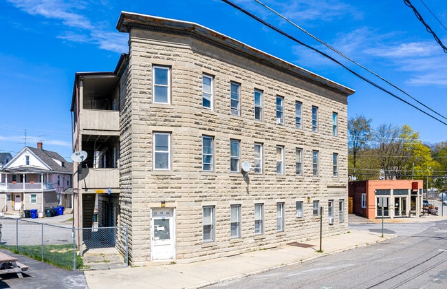 66-74 Center St in Torrington, CT - Foto de edificio - Building Photo