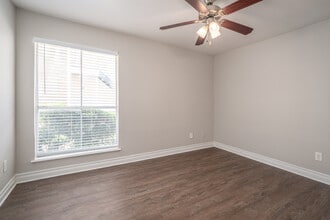 Ridge Point in Houston, TX - Building Photo - Interior Photo