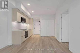 8-2408 Cumberland St in Toronto, ON - Building Photo - Building Photo