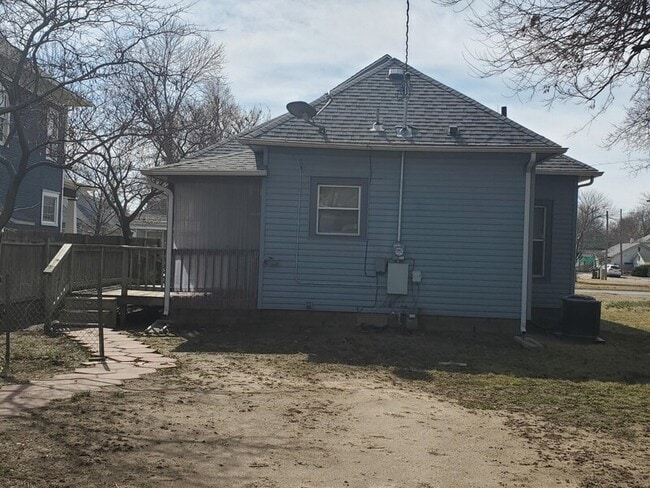 204 E 11th Ave in Hutchinson, KS - Foto de edificio - Building Photo