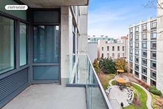 247 N 7th St in Brooklyn, NY - Foto de edificio - Building Photo